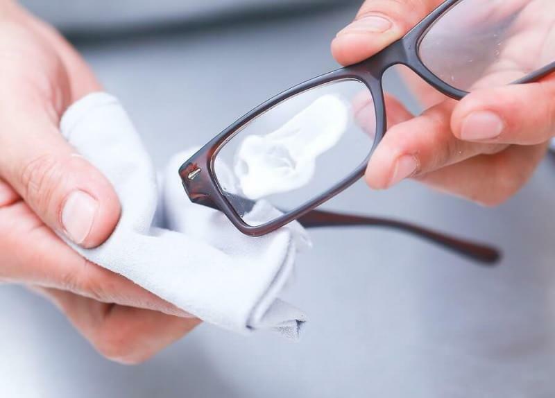 hvordan du fjerner riper på brillene