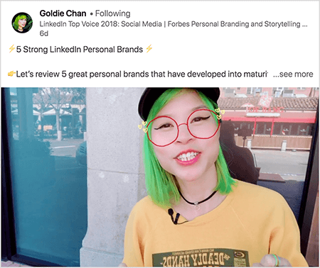 Dette er et skjermbilde av Goldie Chan som deler en video med en klar takeaway. Teksten over videoen sier “5 sterke LinkedIn Personal Brands La oss se gjennom 5 flotte personlige merker som har utviklet seg til modning.. . se mer". I videobildet dukker Goldie opp fra brystet og opp. Hun er en asiatisk kvinne med grønt hår. Hun har på seg sminke, et svart chokerhalskjede og en gul skjorte. Et videofilter får det til å se ut som om hun har på seg røde briller tegnet med en markør.