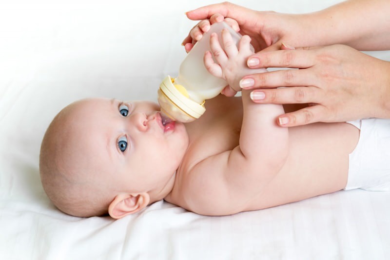 Nyfødt fôringsflaskebruk