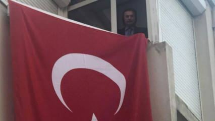 Orhan Gencebay leste nasjonalsangen fra vinduet til huset sitt