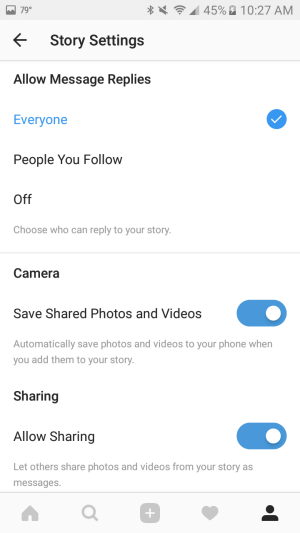 Bruk innstillinger for å automatisk lagre bilder og videoer du legger til historien din på smarttelefonen din