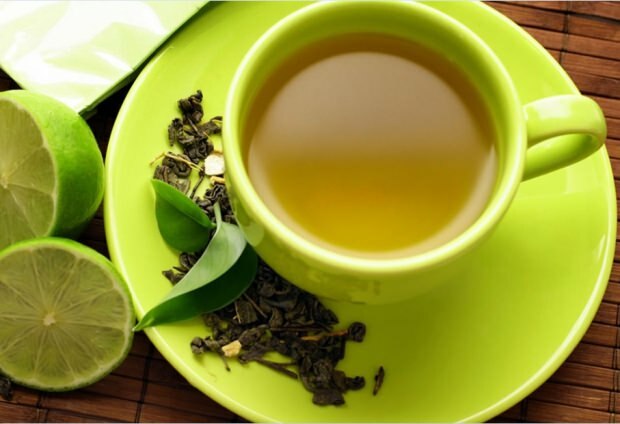Lett svekket grønn te og mineralvannblanding