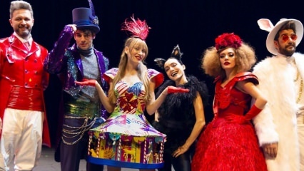 Serenay Sarıkaya er på scenen! 'Alice Musical' startet sin nye sesong