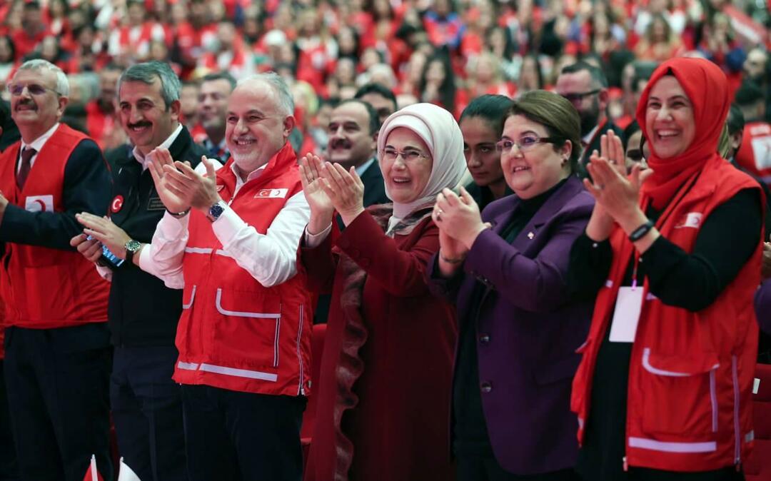 Emine Erdoğan talte på Red Vest International Volunteering Award-seremonien