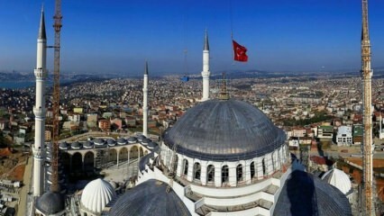 Tepper av Çamlıca-moskeen ble lagt