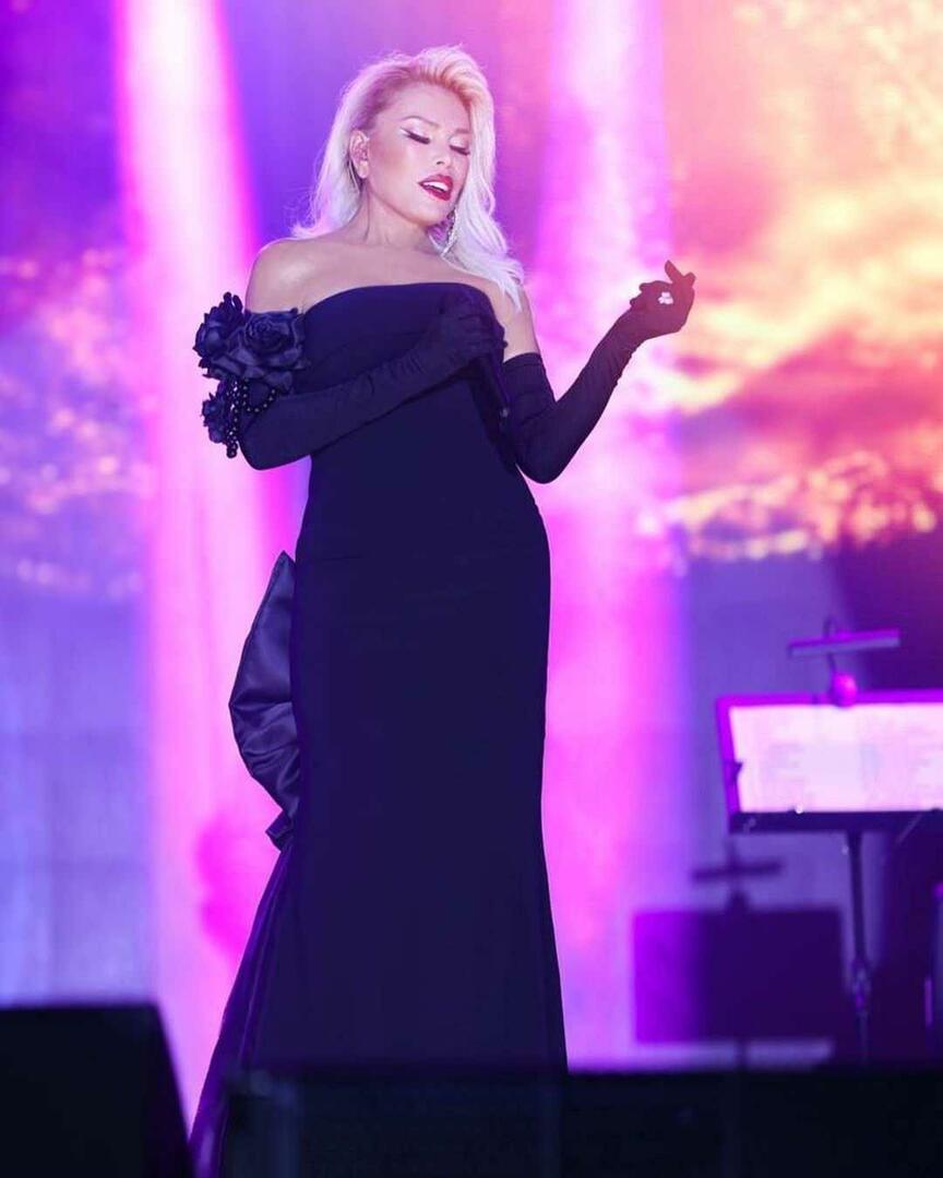 Et av kostymene Ajda Pekkan hadde på seg på Bursa-konserten