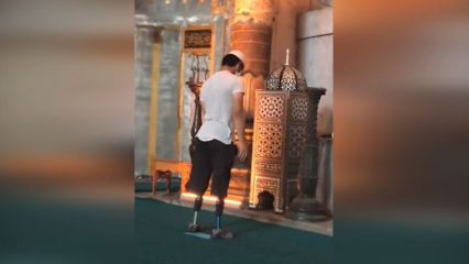 Den unge mannen ba med protesebeina ved Hagia Sophia-moskeen!