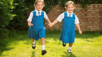 Bør tvillingsøstre studere i samme klasse? Utdanning av tvillingbrødre
