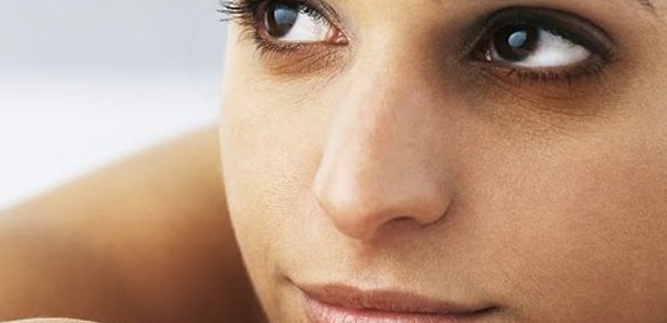forårsaker blåmerker under øyet