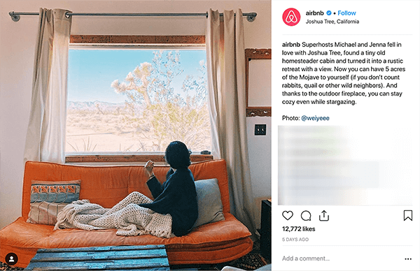 Dette er et skjermbilde av et Instagram-innlegg fra Airbnb. Den forteller historien om et par som er vertskap for folk hjemme gjennom Airbnb. På bildet sitter noen på en oransje sofa under et beige strikketeppeteppe og ser ut av vinduet mot et ørkenlandskap. Melissa Cassera sier at disse historiene er et eksempel på en bedrift som bruker den overvinne monsterplottet i sin markedsføring på sosiale medier.