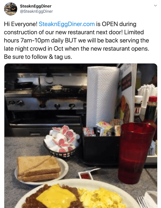 skjermbilde av twitterinnlegg av @steakneggdiner som twitrer begrensede timer under byggingen av deres nye restaurant