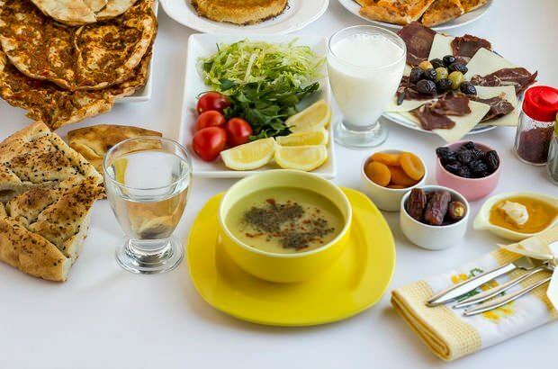 Det skal være suppe i iftar-måltider. Suppe mykner organer uten vann.