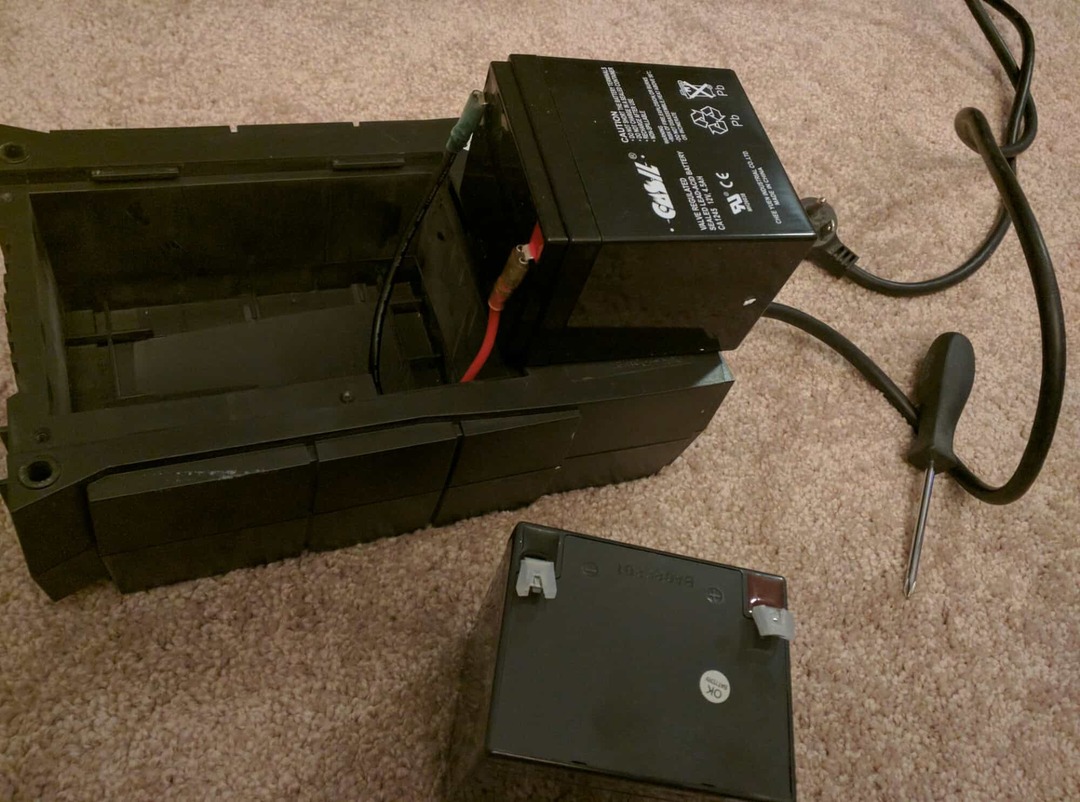 Reparasjon av DIY overspenningsvern: Bytt ut ditt eget UPS-batteri og spar 30 til 150 dollar