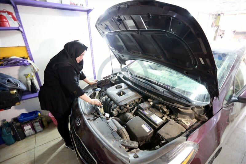 To universitetsutdannede Um Rıza blir Baghdads første kvinnelige bilmekaniker