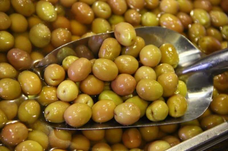 Mindre salte grønne oliven bør konsumeres i stedet for saltede grønne oliven
