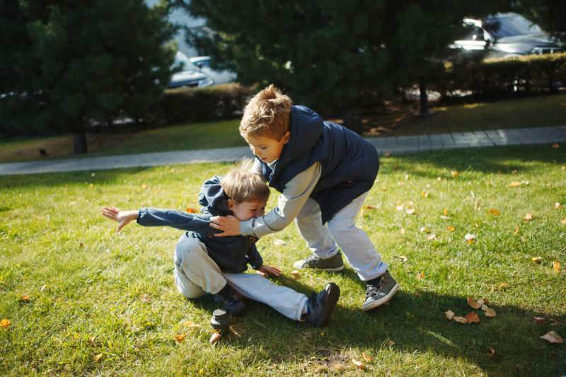 Hva er 2 alderssyndrom? Hvordan forhindre kaste og treffe atferd hos barn?
