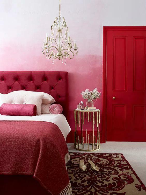 Rød og rosa soveromsdekorasjon