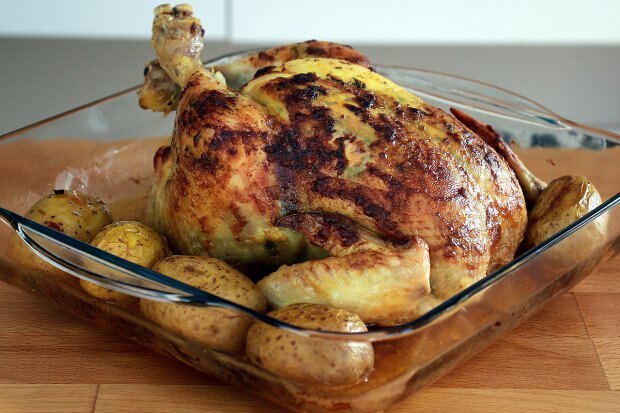 Hvordan lage hel kylling, hva er triksene? Hel kyllingoppskrift i deilig ovn