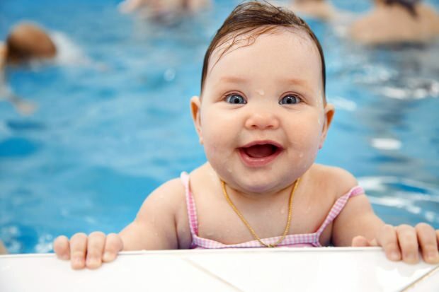 Kan babyer svømme i bassenget eller havet?